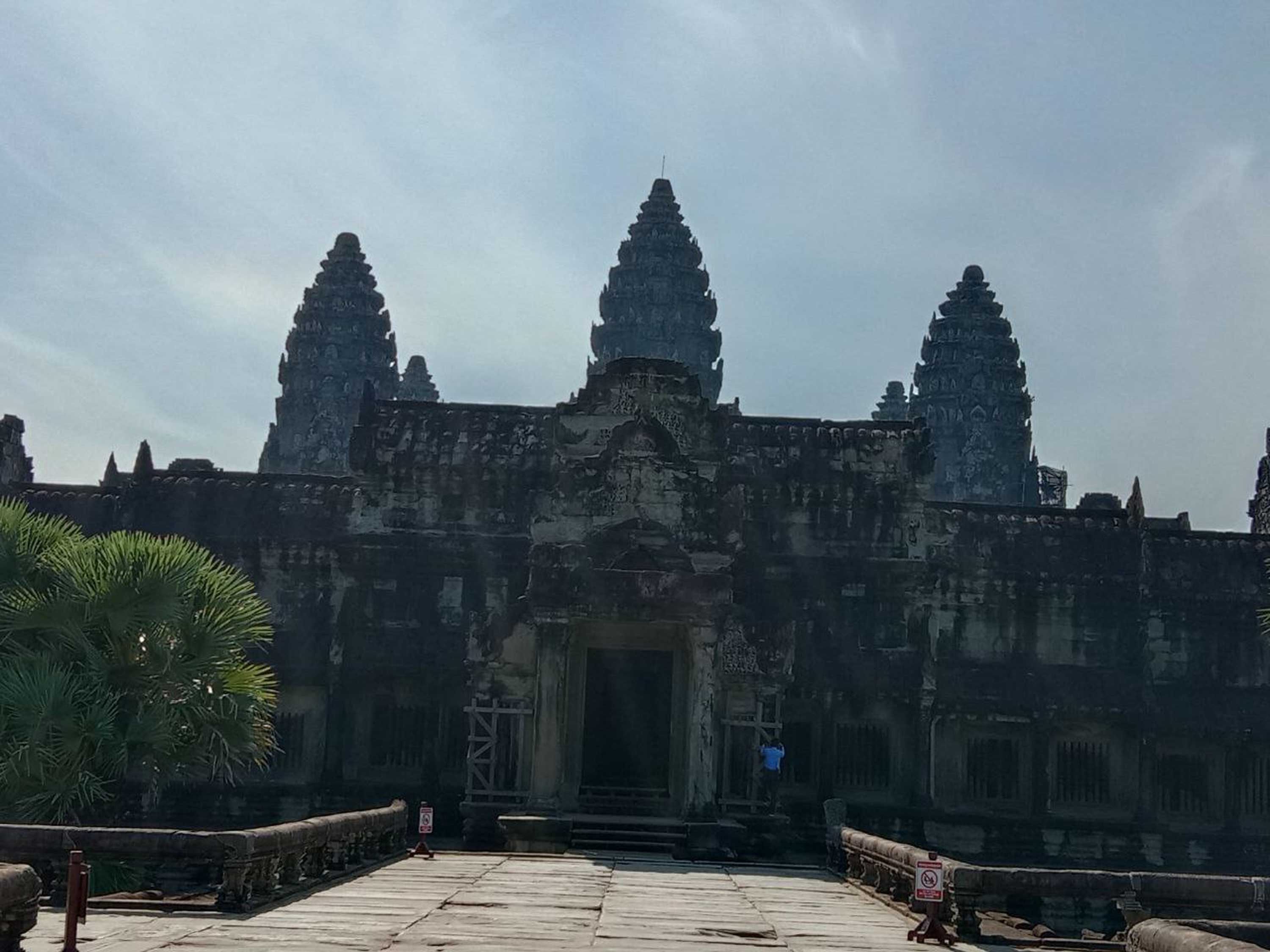 1Day Tours: Angkor Wat, Bayon. Taphrom, Bantey Srey.
