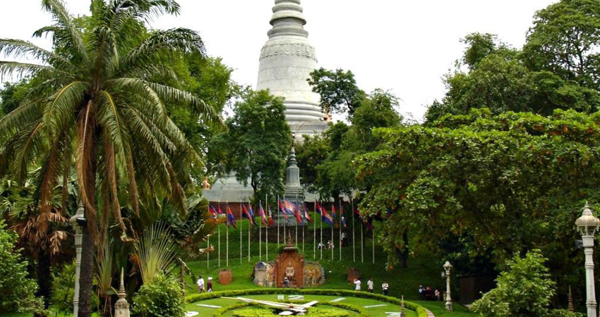 Phnom Penh Royal Palace, Silver Pagoda, and Tuol Sleng Genocide Museum Tour