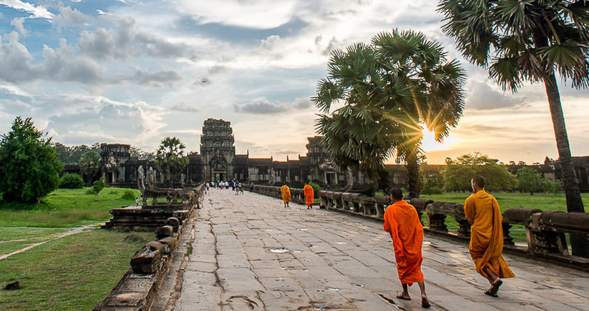 2-Day Best of Angkor Wat and Tonle Sap Lake Tour