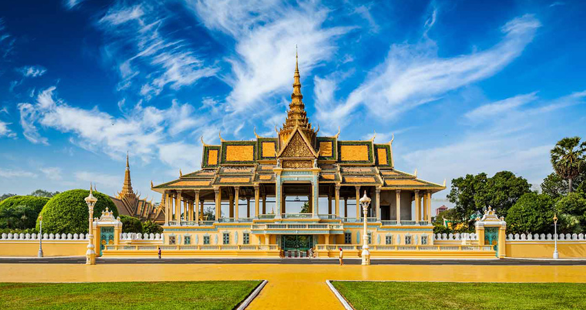 Phnom Penh Royal Palace, Silver Pagoda, and Tuol Sleng Genocide Museum Tour