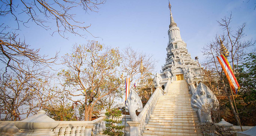 Full-day Private Oudong Tour and Tonle Sap River Cruise from Phnom Penh